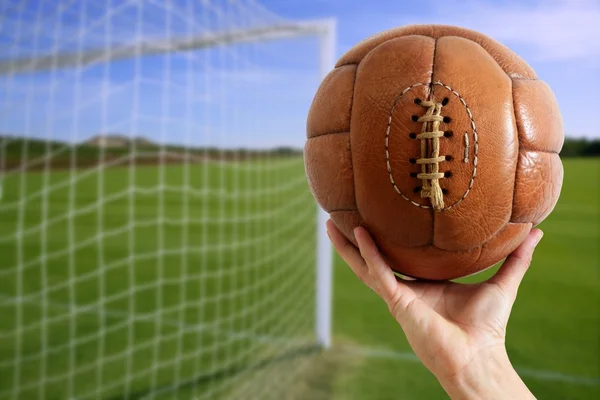 Fußball im Handnetz Fußballtor — Stockfoto