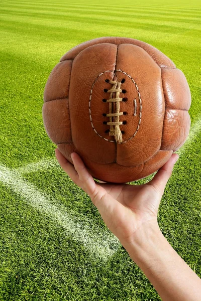 Bola de cuero de fútbol retro vintage envejecido —  Fotos de Stock