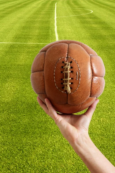 Vintage retro fotbalový kožený míč ve věku — Stock fotografie