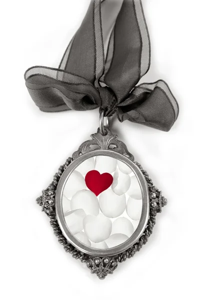Cameo Silbermedaillon mit Blütenblättern Valentinsherz — Stockfoto