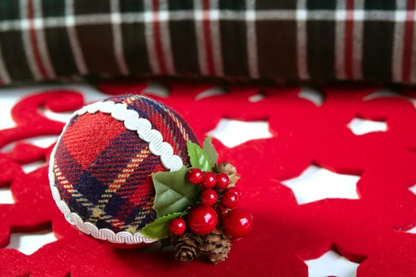 Boże Narodzenie ozdoba piłka szkocki deseń — Zdjęcie stockowe