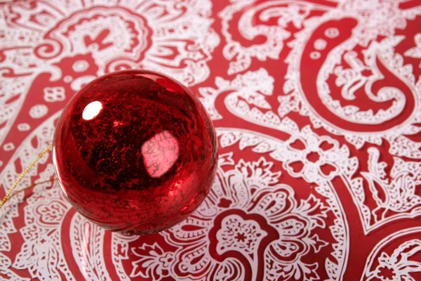 Chrsitmas κόκκινη σφαίρα πέρα από ινδική μοτίβο — Φωτογραφία Αρχείου