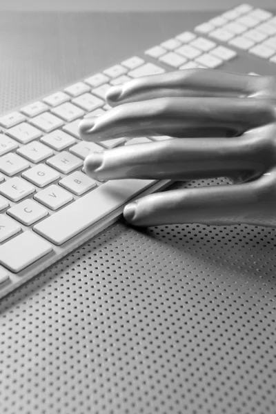 Футуристична срібна сіра рука і клавіатура — стокове фото