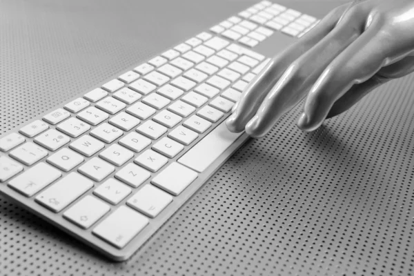 Futuristické stříbrná šedá ruka a klávesnice — Stock fotografie