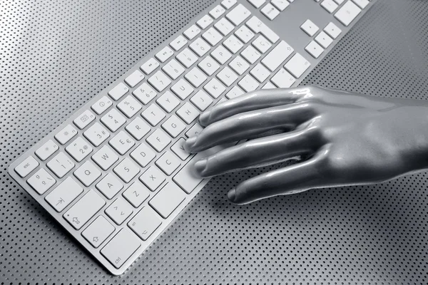 Computador teclado mão de prata de alumínio — Fotografia de Stock