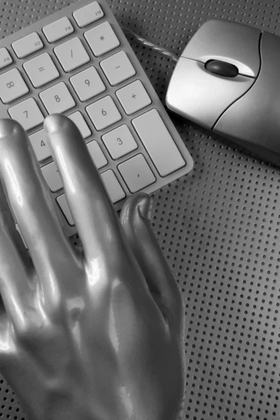 Számítógép billentyűzet egér ezüst kéz futurisztikus — Stock Fotó