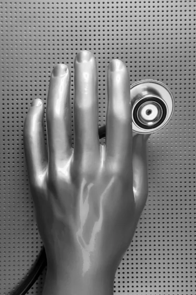 Gezondheid stethoscoop futuristische zilveren hand — Stockfoto