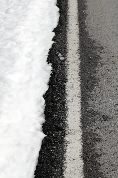 Drogowego biała linia zima śnieg niebezpieczeństwo — Zdjęcie stockowe
