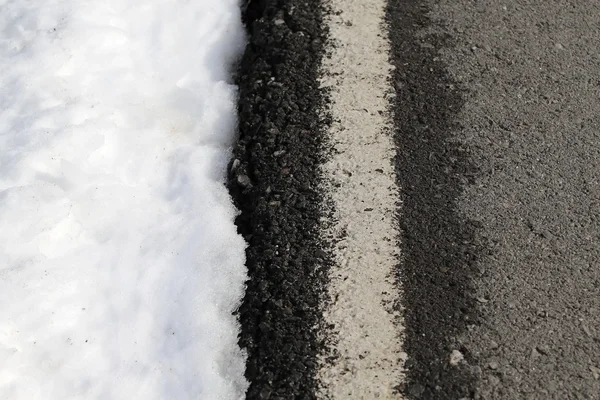 Közúti fehér vonal téli hó veszély — Stock Fotó