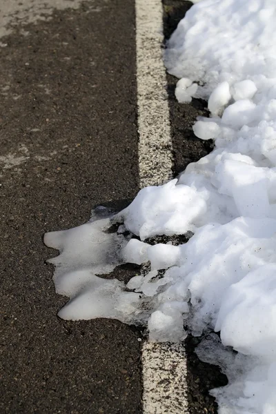 Vägtrafiken vit linje vinter snö fara — Stockfoto