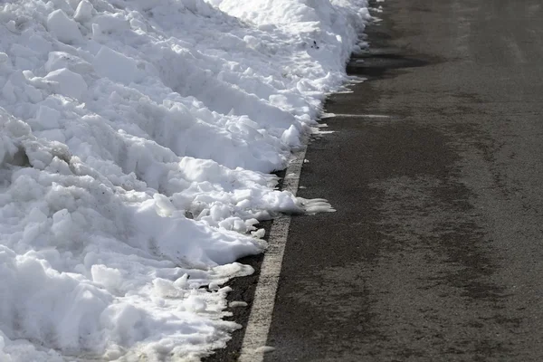Дорога белой линии зимний снег — стоковое фото