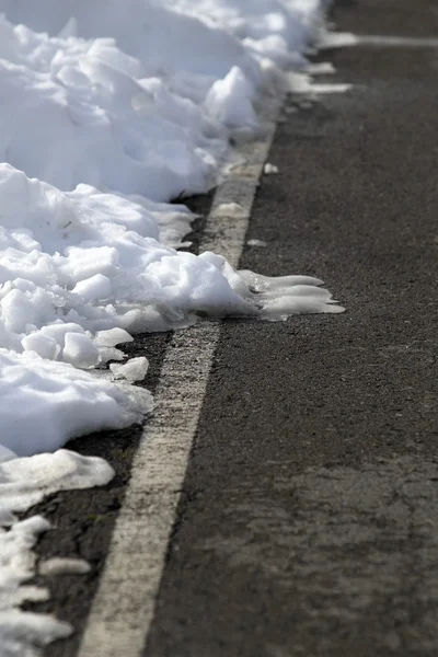 Carretera línea blanca invierno nieve peligro tráfico — Foto de Stock