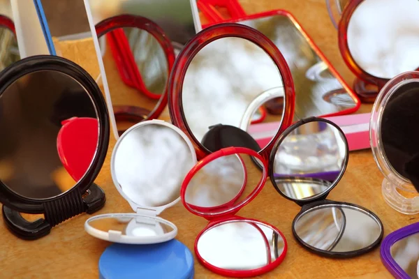 Miroirs ronds colorés dans la boutique — Photo
