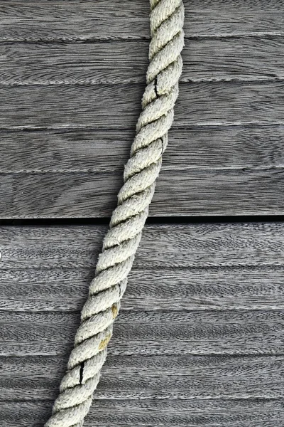 Cuerda marina sobre madera de teca envejecida gris —  Fotos de Stock