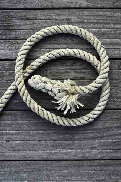 Námořní lana nad gray ve věku Teakové dřevo — Stock fotografie