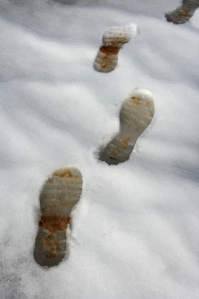 被雪封住路上雪轨道鞋脚印 — 图库照片
