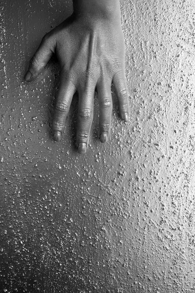Futuristische silberne Hand über grauen Texturstahl — Stockfoto