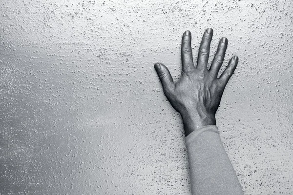 Футуристический человек серебряная рука над текстурированной стали — стоковое фото