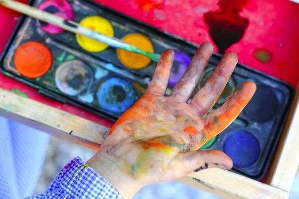 Artista crianças pintura escova mãos — Fotografia de Stock