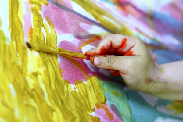 Παιδιά λίγο το χέρι ζωγραφική καλλιτέχνης βούρτσα πολύχρωμο — Φωτογραφία Αρχείου