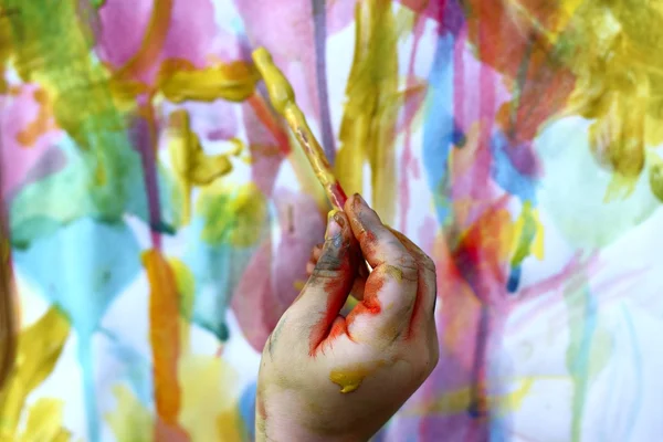 Παιδιά λίγο το χέρι ζωγραφική καλλιτέχνης βούρτσα πολύχρωμο — Φωτογραφία Αρχείου
