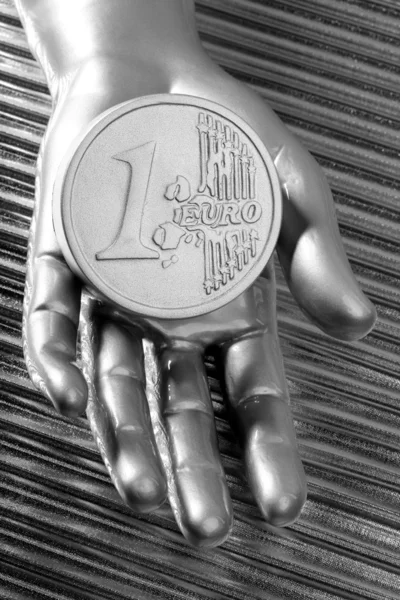 Euro moeda de prata de mão de prata metálica futurista — Fotografia de Stock