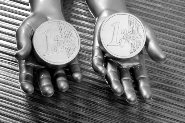 Δύο ασημένια νομίσματα ευρώ στα χέρια των φουτουριστικό ρομπότ — Φωτογραφία Αρχείου