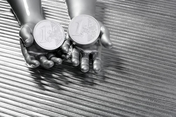 Twee zilveren euromunten in futuristische robot handen — Stockfoto