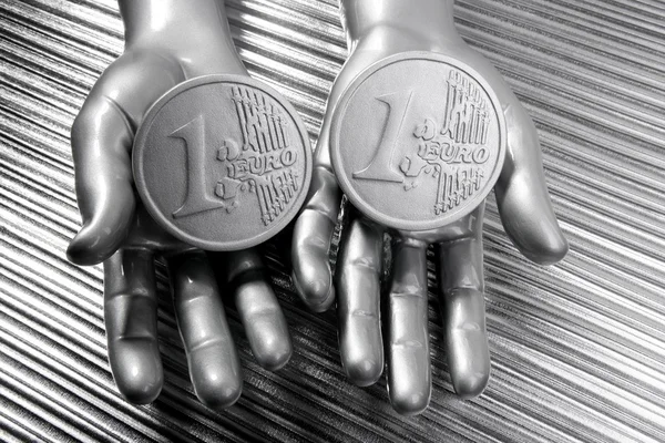 Две серебряные монеты евро в футуристических руках робота — стоковое фото
