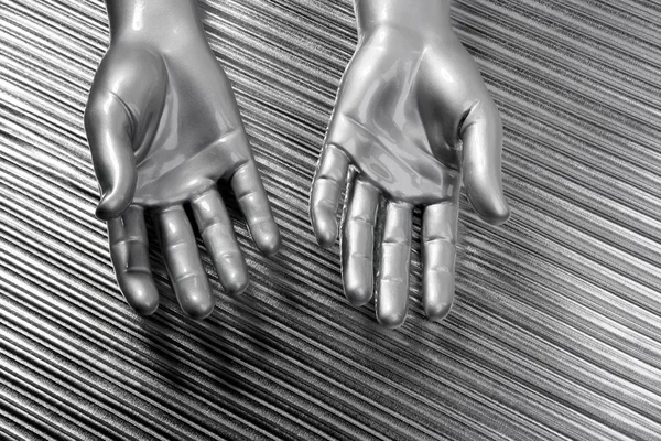 Τα χέρια ανοίγω φουτουριστικό ρομπότ ασήμι χάλυβα πέρα από το γκρι — Φωτογραφία Αρχείου