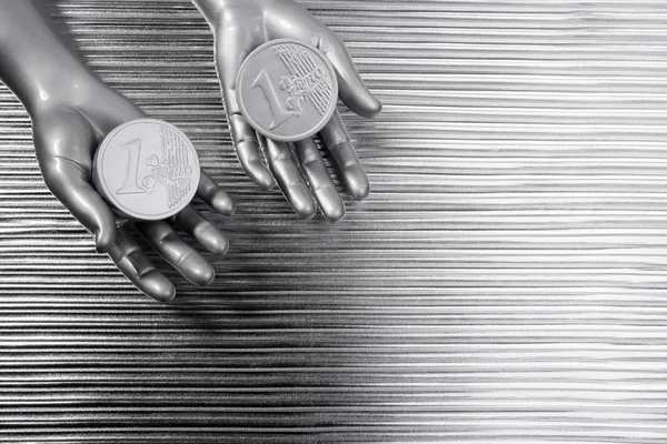 Δύο ασημένια νομίσματα ευρώ στα χέρια των φουτουριστικό ρομπότ — Φωτογραφία Αρχείου
