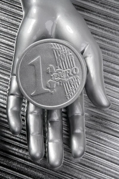 Euro-Silbermünze aus futuristischer metallischer silberner Hand — Stockfoto