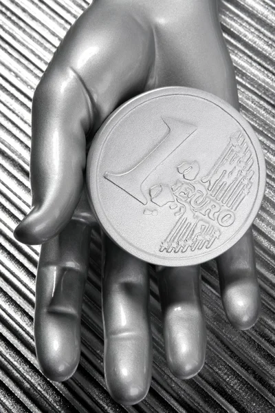 Zilveren euromunt van futuristische metallisch zilver hand — Stockfoto