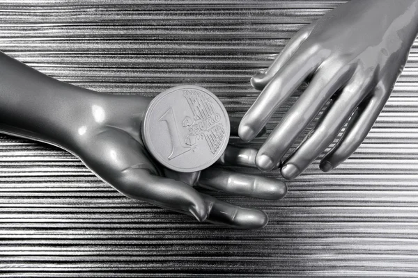未来派机器人手中的银欧元硬币。 — 图库照片