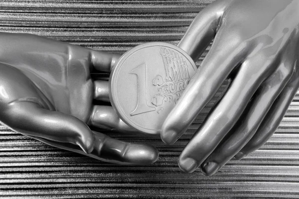 Ασημένια νομίσματα ευρώ στα χέρια των φουτουριστικό ρομπότ — Φωτογραφία Αρχείου