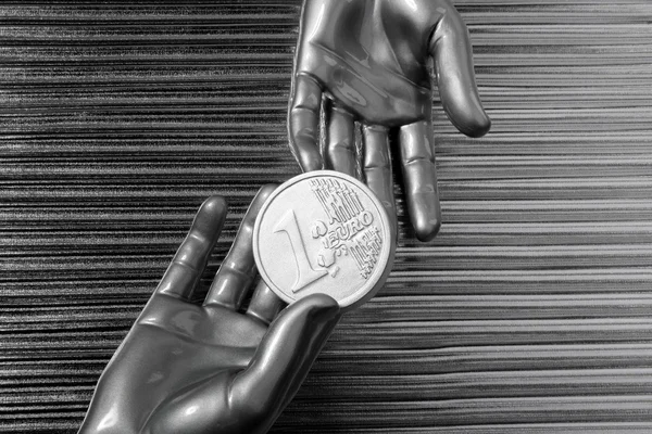 Futurisztikus robot kezében ezüst euróérmék — Stock Fotó