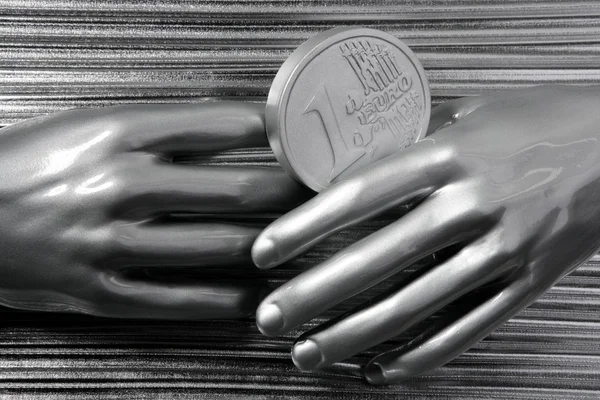 Monedas de plata en euros en manos de robots futuristas — Foto de Stock
