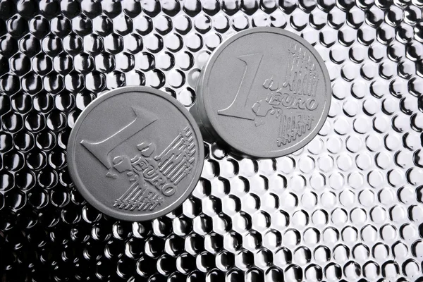 Δύο ασημένια νομίσματα ευρώ πάνω από το λαμπρό χάλυβα — Φωτογραφία Αρχείου