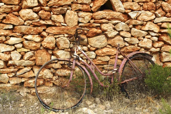 Alter verwitterter Fahrrad Vintage Steinmauer — Stockfoto