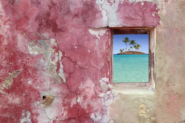 Grunge růžové červené zdi okno palm stromy ostrov — Stock fotografie