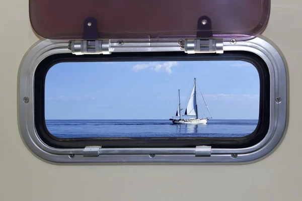 Вид на синее море из иллюминатора яхты — стоковое фото
