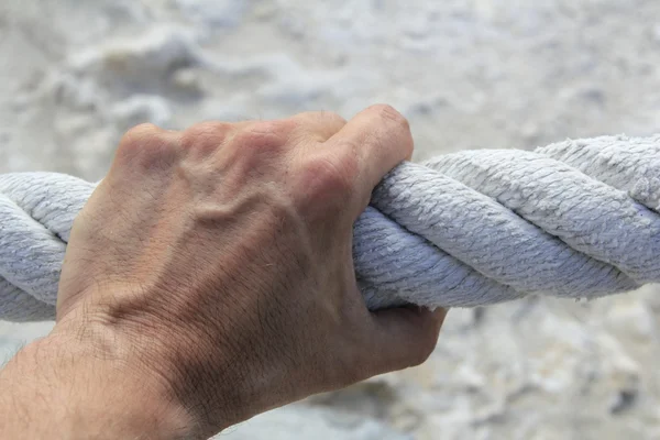 Άνθρωπος χέρι πιάσε λαβή ισχυρή μεγάλη ηλικίας σχοινί — Φωτογραφία Αρχείου