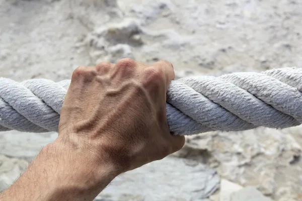 Homme main saisir poignée forte grosse corde âgée — Photo