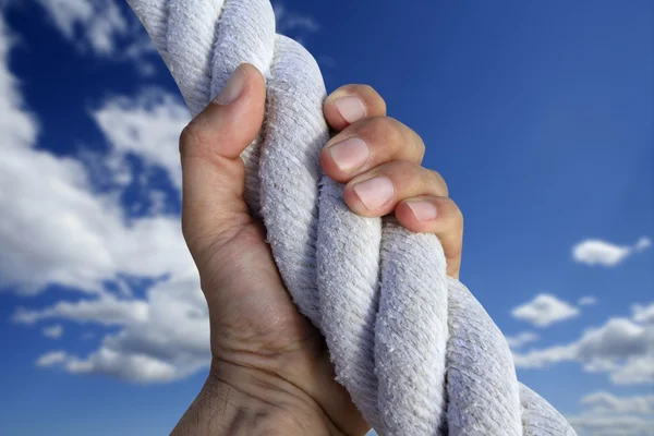 Man hand grijpen greep sterke beklimming aan hemel grote touw — Stockfoto