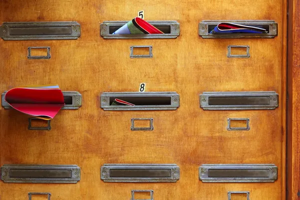Выдержанные почтовые ящики в испанской деревянной стене ржавая латунь — стоковое фото