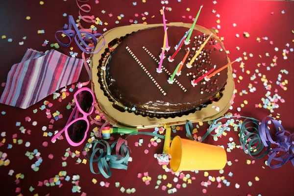 凌乱的桌子上巧克力节日派对蛋糕 — 图库照片