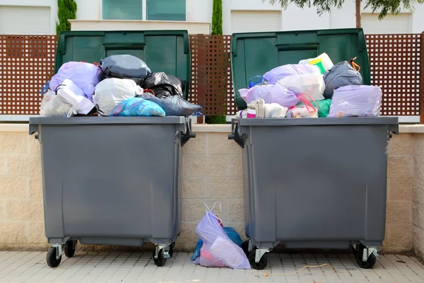Prullenbak vuilnis volledige container in straat — Stockfoto