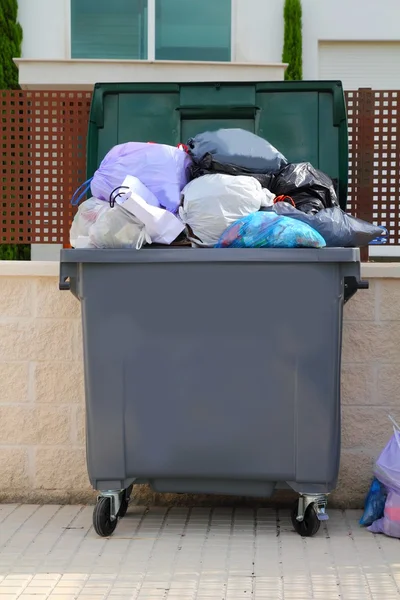 Skräp sopor full behållare i street — Stockfoto