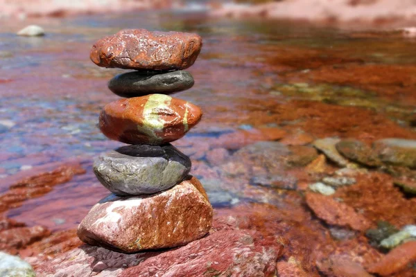 Pedras rolantes empilhadas calcário rodeno vermelho no rio — Fotografia de Stock