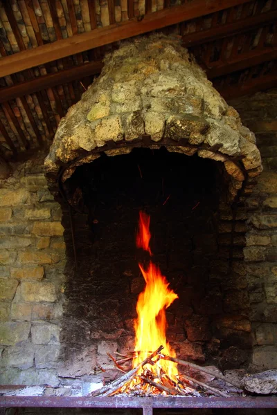 Churrasco fogo chaminé alvenaria parede de pedra — Fotografia de Stock